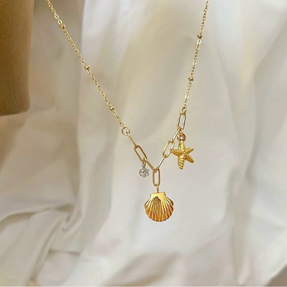 Stainless steel gold cute sea shell 🐚 with starfish necklace - Picture 2 of 6